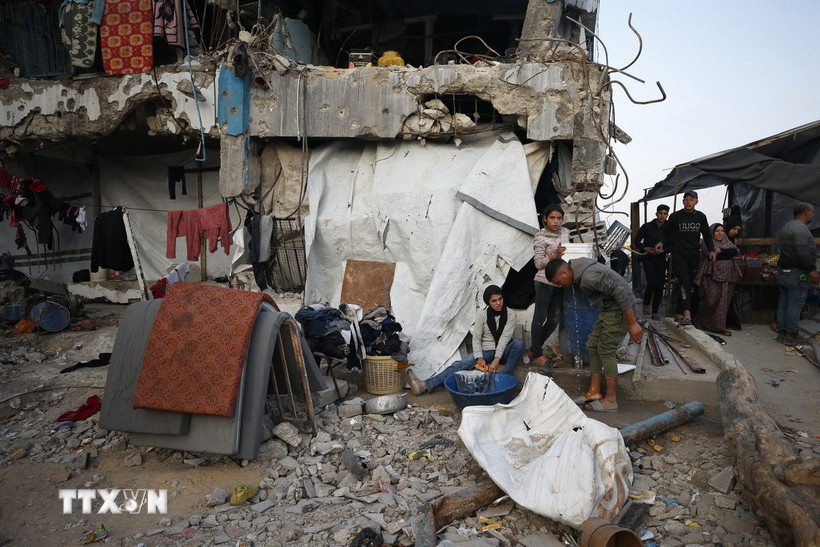Người dân Palestine sinh sống giữa đống đổ nát trong những ngôi nhà bị phá hủy do xung đột ở Jabalia, Dải Gaza. (Ảnh: THX/TTXVN)