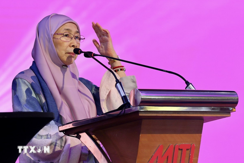 Tiến sỹ Wan Azizah Wan Ismail, phu nhân của Thủ tướng Anwar Ibrahim, phát biểu tại Diễn đàn kinh tế dành cho phụ nữ ASEAN. (Ảnh: TTXVN phát)