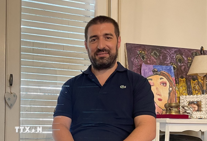 Nhà văn, nhà báo Gastón Fiorda trả lời phỏng vấn phóng viên TTXVN. (Ảnh: Diệu Hương/TTXVN)