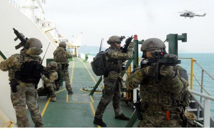 Các binh sỹ quân đội Hàn Quốc tham gia diễn tập chống cướp biển. (Ảnh: Yonhap)