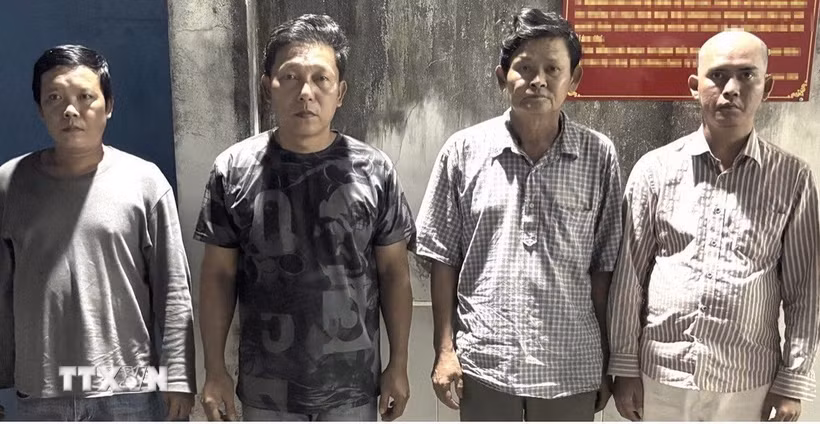 Các đối tượng Nguyễn Bội Ngọc, Tống Hoàng Huy, La Văn Phép, La Minh Huyên (từ trái qua, đều cư trú tại xã Tri Tôn, tỉnh An Giang) tại cơ quan điều tra. (Ảnh: TTXVN phát)