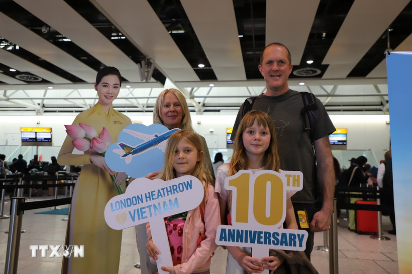 Một gia đình người Anh sử dụng dịch vụ của Vietnam Airlines. (Ảnh: Hữu Tiến/TTXVN)