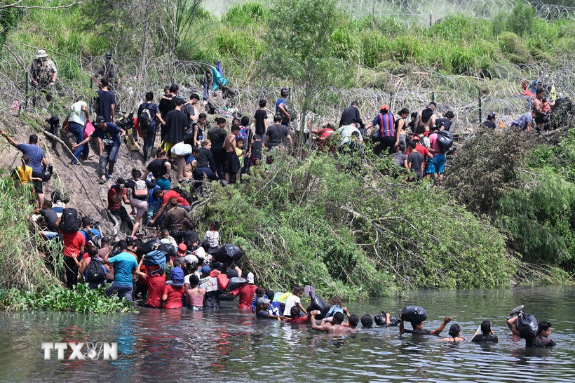 Người di cư vượt sông Rio Grande để vào Mỹ từ thành phố Matamoros, bang Tamaulipas, Mexico, ngày 11/5/2023. (Ảnh: AFP/TTXVN)