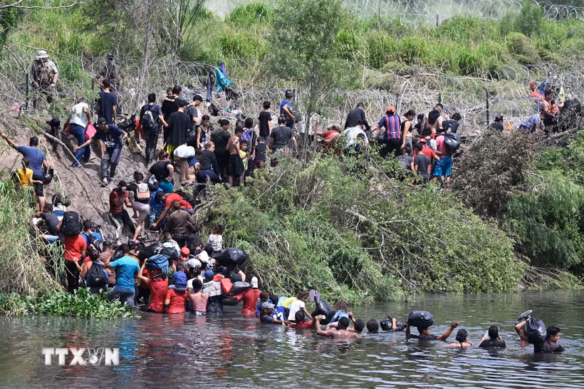 Người di cư vượt sông Rio Grande để vào Mỹ từ thành phố Matamoros, bang Tamaulipas, Mexico, ngày 11/5/2023. (Ảnh: AFP/TTXVN)