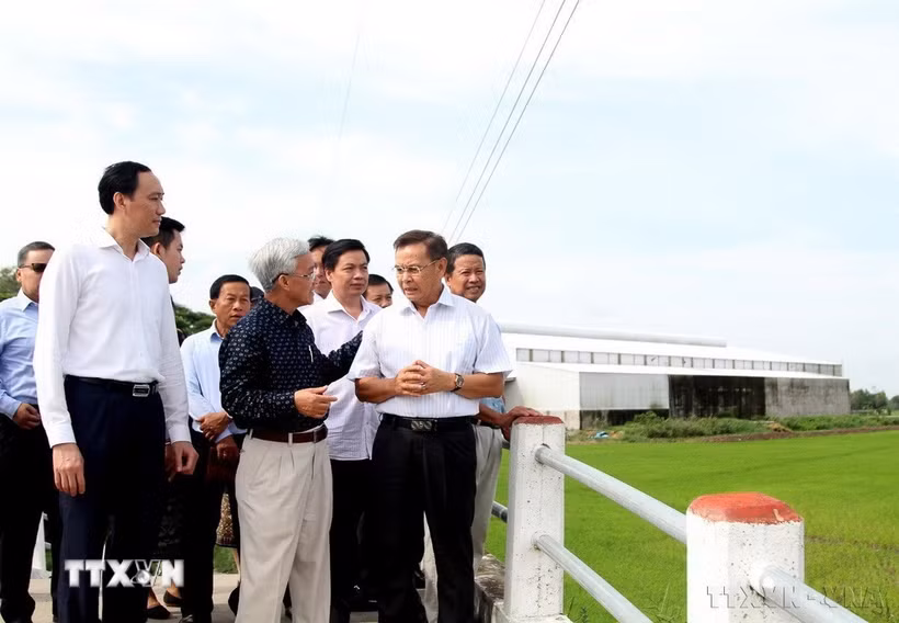 Đồng chí Xaysomphone Phomvihane (bên phải) tìm hiểu về mô hình cánh đồng lớn tại huyện Cờ Đỏ, thành phố Cần Thơ (22/6/2019). (Ảnh: TTXVN phát)