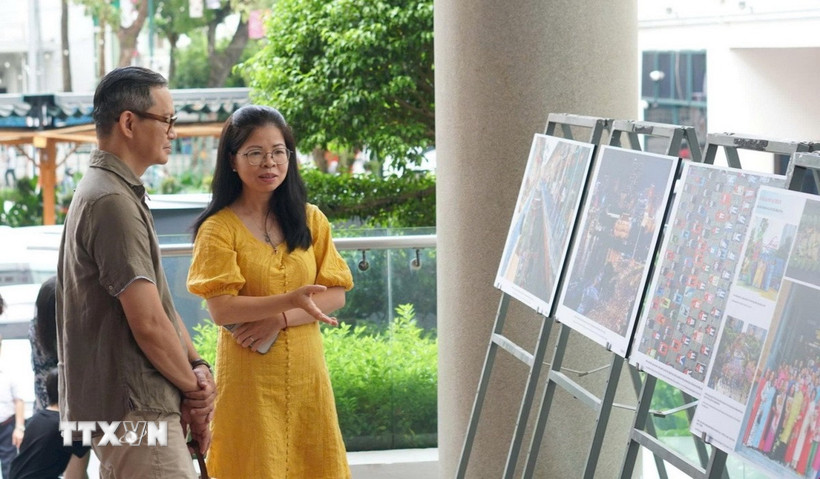 Khách tham quan triển lãm. (Ảnh: TTXVN phát)