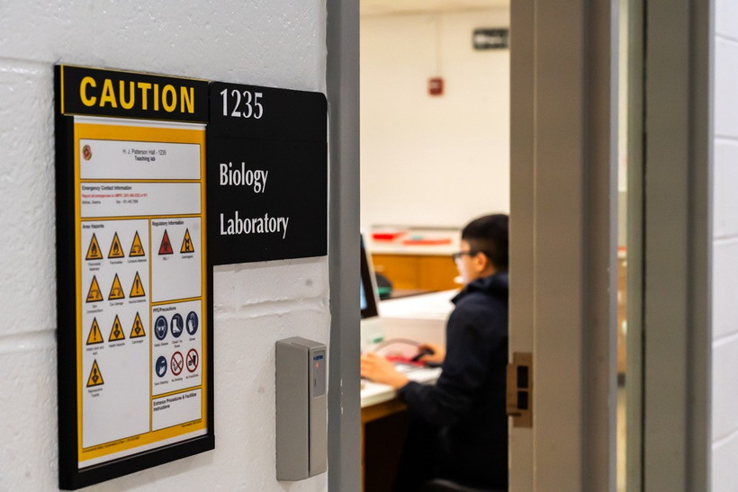 Một sinh viên làm việc trong phòng thí nghiệm sinh học tại Đại học Maryland ở College Park. (Nguồn: marylandmatters)