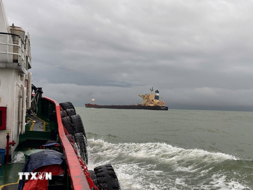 Tàu của lực lượng chức năng tiếp cận, nỗ lực triển khai biện pháp ứng cứu tàu Star Bueno. (Ảnh: TTXVN phát)