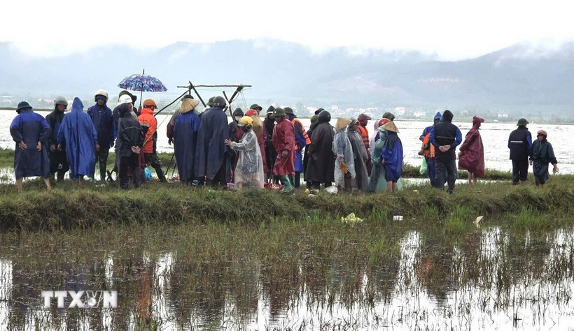 Thi thể nạn nhân được các lực lượng chức năng phát hiện cách hiện trường gặp nạn không xa. (Ảnh: TTXVN phát)