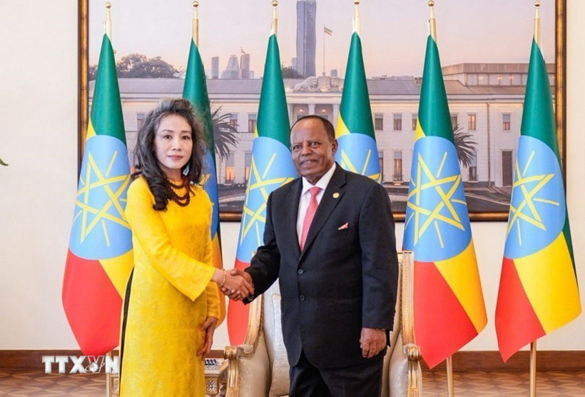 Tổng thống Selassie và đại sứ Vũ Thanh Huyền tại buổi trình quốc thư. (Ảnh: TTXVN phát)