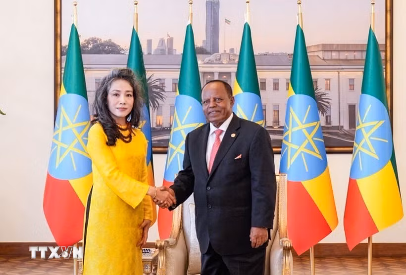 Tổng thống Selassie và đại sứ Vũ Thanh Huyền tại buổi trình quốc thư. (Ảnh: TTXVN phát)
