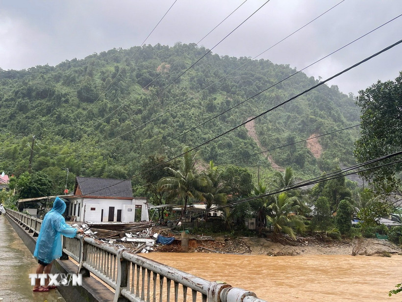 Hiện trường nhà dân bị sập và các điểm sạt lở trên địa bàn xã Khe Tre. (Ảnh: Mai Trang/TTXVN)