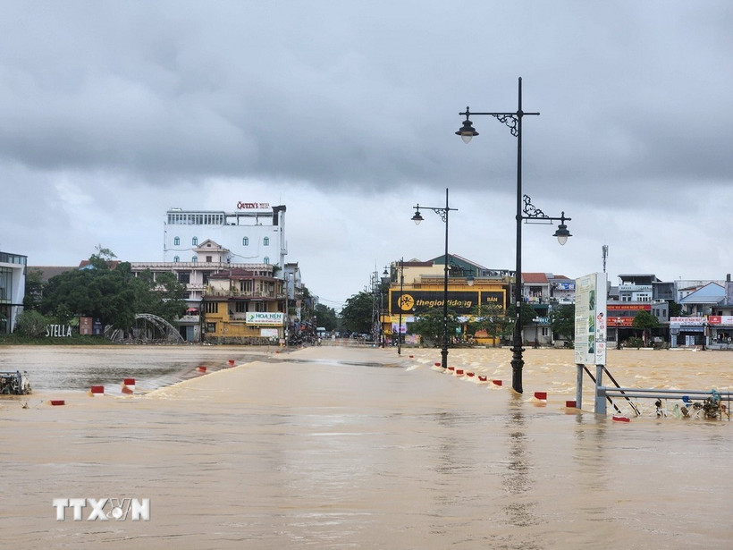 Mực nước sông Hương trưa và chiều 1/11. (Ảnh: Mai Trang/TTXVN)