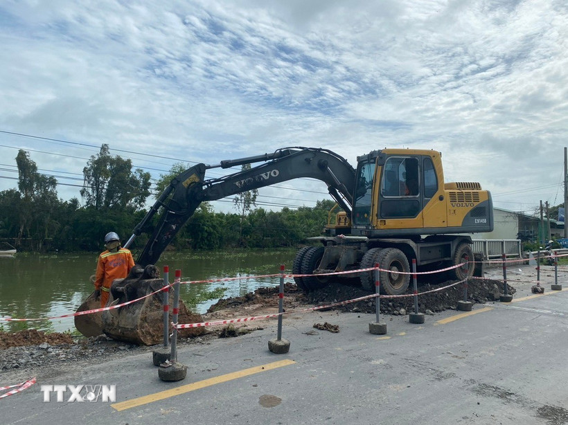 Gia cố điểm sụp, lún tại Km 65+400,Quốc lộ 62 - Quốc lộ N2, thuộc ấp 2, xã Thủy Tây, huyện Thạnh Hóa, tỉnh Long An. (Ảnh: Thanh Bình/TTXVN)