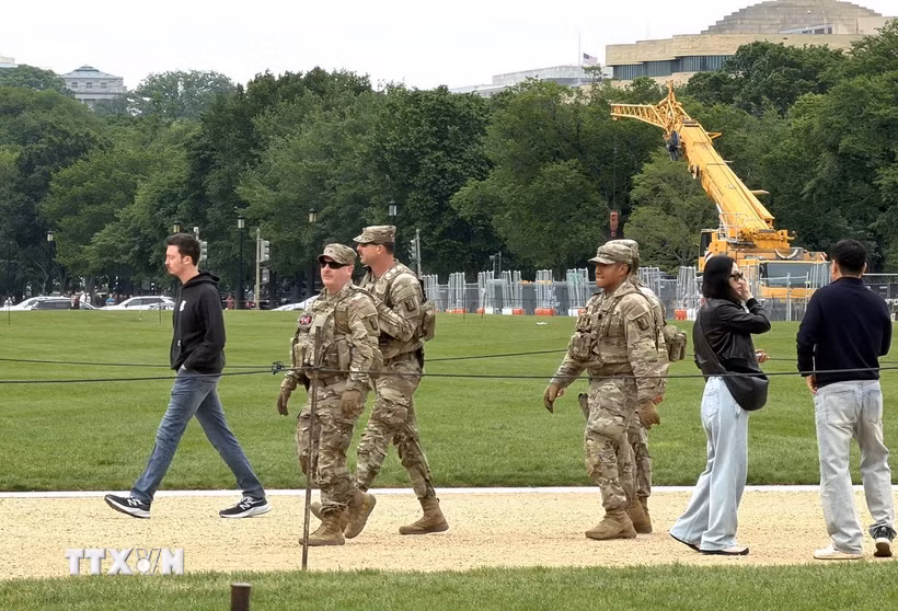 Vệ binh Quốc gia Mỹ tuần tra tại Quảng trường Quốc gia ở Washington D.C. (Ảnh: Ngọc Quang/TTXVN)