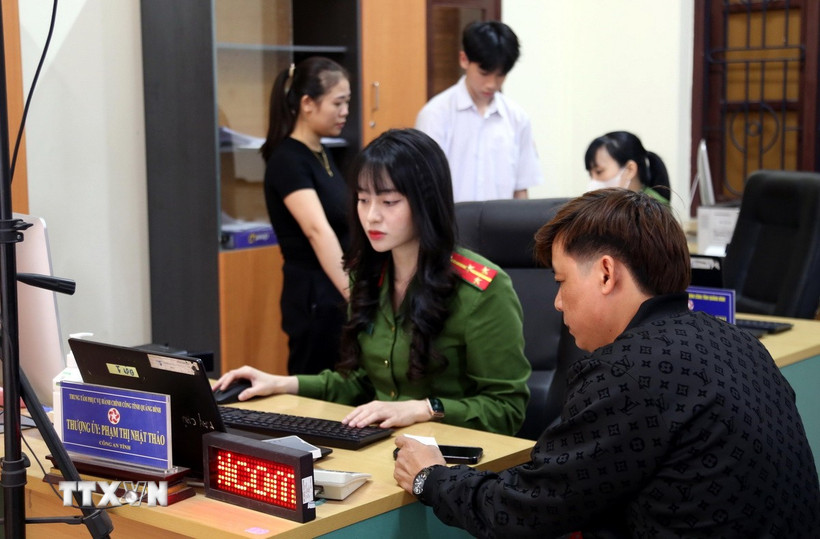 Công an tỉnh Quảng Bình giải quyết thủ tục cấp căn cước công dân tại Trung tâm phục vụ Hành chính công tỉnh Quảng Bình. (Ảnh: Tá Chuyên/TTXVN)