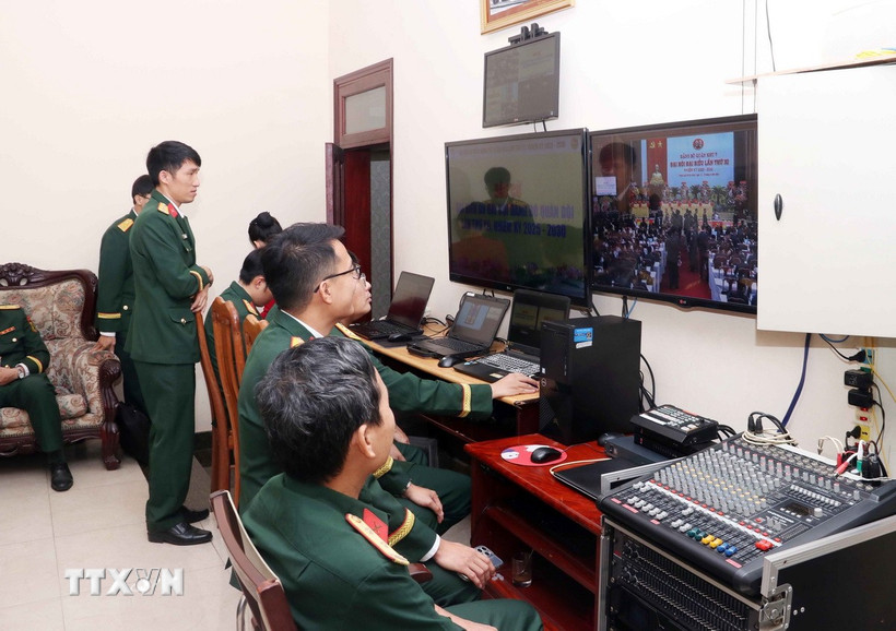 Trung tâm điều hành kỹ thuật công nghệ số phục vụ Đại hội đại biểu Đảng bộ Quân khu 7 áp dụng mô hình "Đại hội không giấy". (Ảnh Xuân Khu/TTXVN)