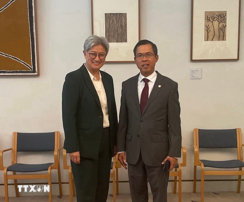Đại sứ Phạm Hùng Tâm (phải) và Bộ trưởng Ngoại giao Australia Penny Wong. (Ảnh: TTXVN phát)