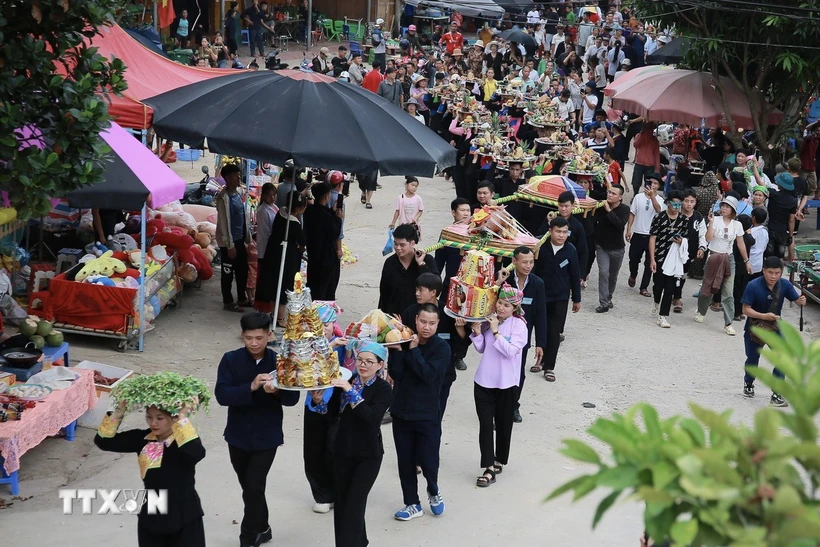 Phần lễ của chợ tình, người dân Khau Vai sẽ dâng lễ lên miếu Ông, miếu Bà như để nhớ về nguồn cội, những người khai đất khai hoang ra bản làng Khau Vai và để tôn vinh tình yêu lứa đôi. (Ảnh: Minh Quyết/TTXVN)