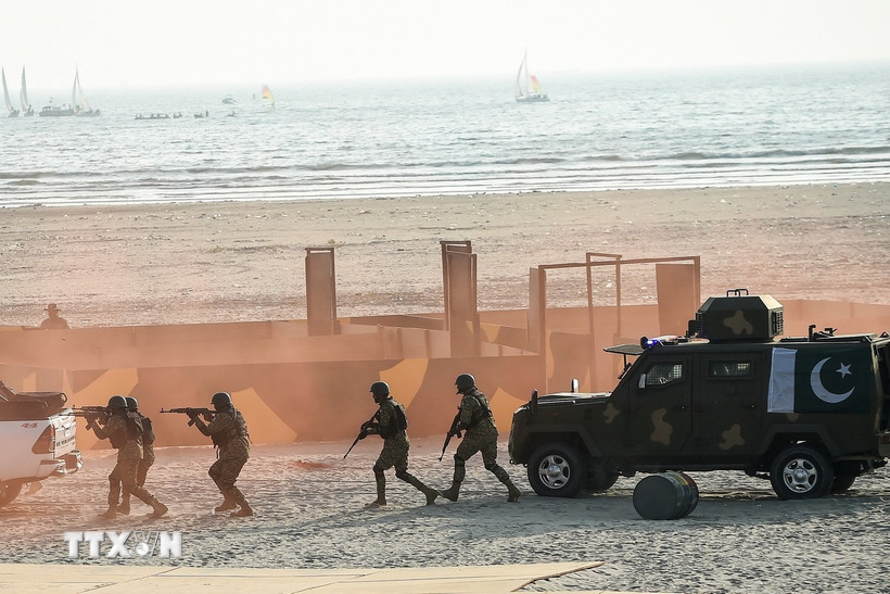 Binh sỹ Pakistan tham gia một cuộc diễn tập tại Karachi ngày 17/11/2022. (Ảnh: AFP/TTXVN)