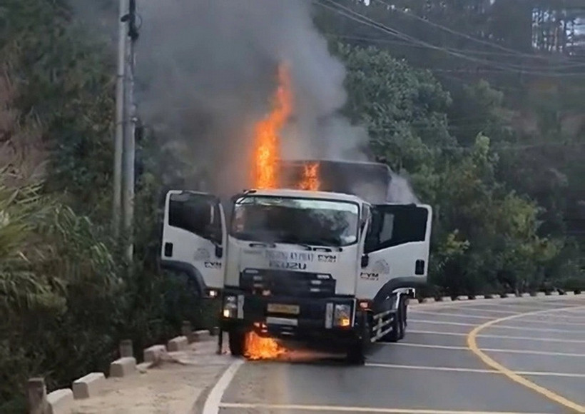 Xe chở bia bốc cháy trên đèo Mimosa. (Ảnh: Báo Thanh Niên)