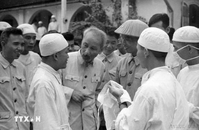 Chủ tịch Hồ Chí Minh nói chuyện với các bác sỹ trong chuyến thăm Viện Quân y 7 Hải Phòng, tháng 5/1957. (Ảnh: TTXVN)