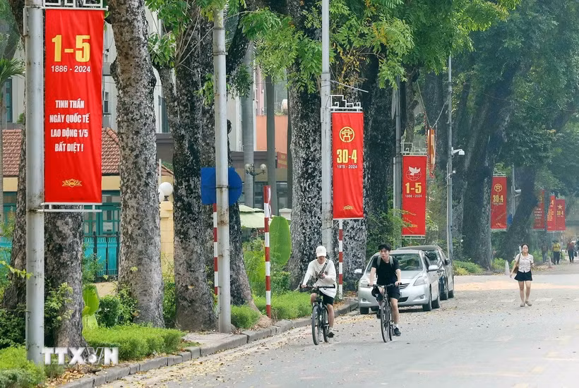 Đường phố Hà Nội trang hoàng rực rỡ nhân kỷ niệm những ngày lễ lớn. Ảnh minh họa. (Nguồn: TTXVN)