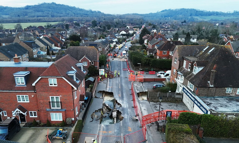 Hố tử thần xuất hiện tại Godstone rạng sáng 18/2. (Ảnh: PA)