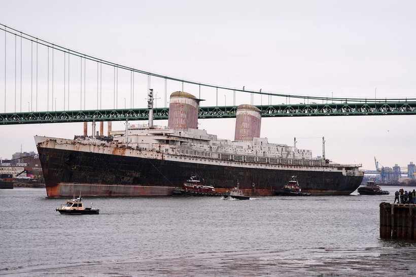 Tàu SS United States sẽ được đánh chìm để tạo rạn san hô nhân tạo. (Ảnh AP)