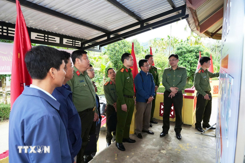 Thiếu tướng Nguyễn Thanh Tuấn (thứ 2 từ phải qua trái), Giám đốc Công an thành phố Huế kiểm tra công tác bảo đảm an ninh trật tự tại khu vực bỏ phiếu thuộc xã Nam Đông. (Ảnh: TTXVN phát)