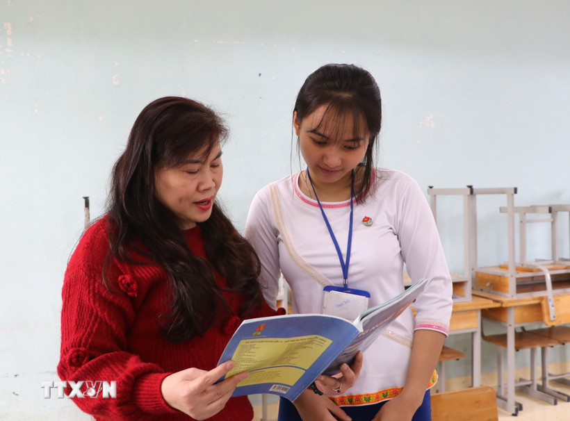 Em Hồ Trần A Na (12C2), trường Phổ thông Dân tộc nội trú THPT tỉnh Quảng Ngãi - 1 trong 4 học sinh ưu tú chuẩn bị được kết nạp vào Đảng. (Ảnh: Đinh Hương/TTXVN)