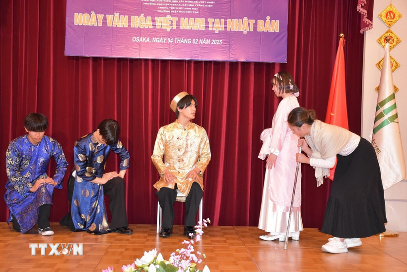 Phân cảnh Tấm và nhà Vua hội ngộ tại nhà của bà lão bán nước trong vở kịch Tấm Cám. (Ảnh: Phạm Tuân/TTXVN)