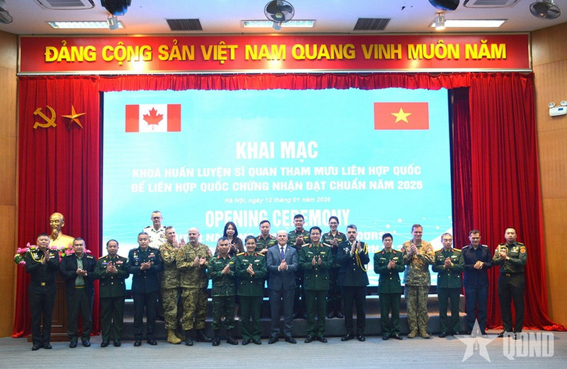 Các đại biểu tham dự khai mạc chụp ảnh chung. (Nguồn: Báo Quân đội Nhân dân)