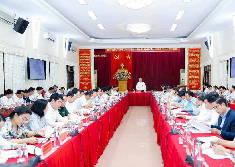 Ban Chỉ đạo cấp tỉnh Nghệ An thực hiện sắp xếp, tổ chức lại đơn vị hành chính các cấp và xây dựng mô hình tổ chức chính quyền địa phương 2 cấp họp để triển khai một số nội dung trọng tâm trong thời gian tới. (Ảnh: Báo Nghệ An)