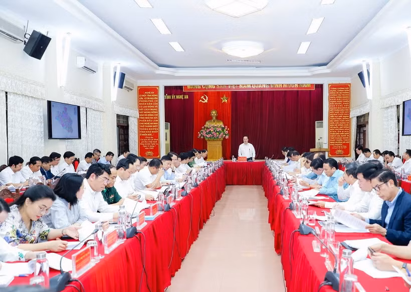 Ban Chỉ đạo cấp tỉnh Nghệ An thực hiện sắp xếp, tổ chức lại đơn vị hành chính các cấp và xây dựng mô hình tổ chức chính quyền địa phương 2 cấp họp để triển khai một số nội dung trọng tâm trong thời gian tới. (Ảnh: Báo Nghệ An)