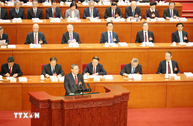 Thủ tướng Quốc Vụ viện Trung Quốc Lý Cường trình bày báo cáo công tác chính phủ tại lễ khai mạc Kỳ họp thứ tư Đại hội Đại biểu Nhân dân Toàn quốc Trung Quốc khóa XIV tại Bắc Kinh ngày 5/3/2026. (Ảnh: Công Tuyên/TTXVN)