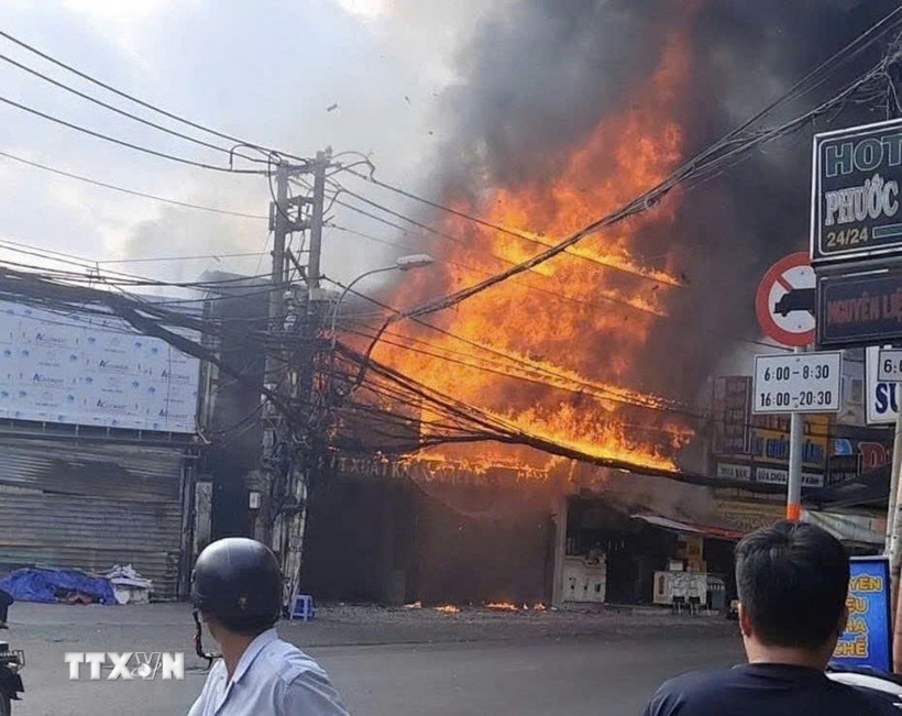 Hiện trường vụ cháy ở phường Phước Long chiều ngày 24/2 (mùng 8 Tết). (Ảnh: TTXVN phát)