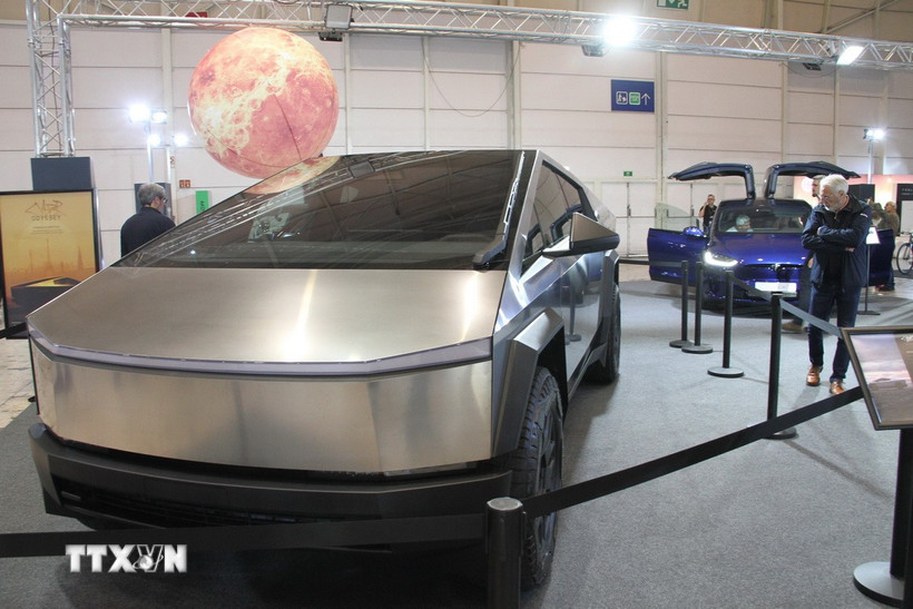 Mẫu xe điện của hãng Tesla được giới thiệu tại triển lãm ô tô ở Lisbon, Bồ Đào Nha. (Ảnh: THX/TTXVN)
