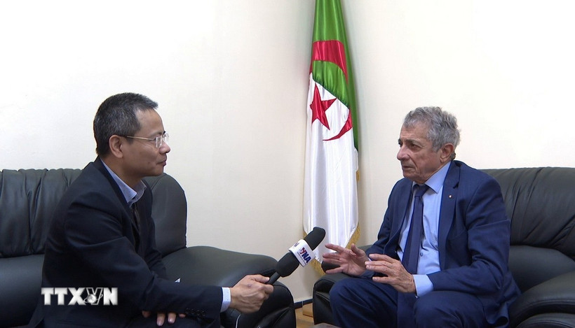Ông Mourad Lamoudi, Ủy viên Trung ương phụ trách đối ngoại, Đảng Mặt trận Giải phóng Dân tộc (FLN) ở Algeria trả lời phỏng vấn phóng viên TTXVN. (Ảnh: Nguyễn An/TTXVN)