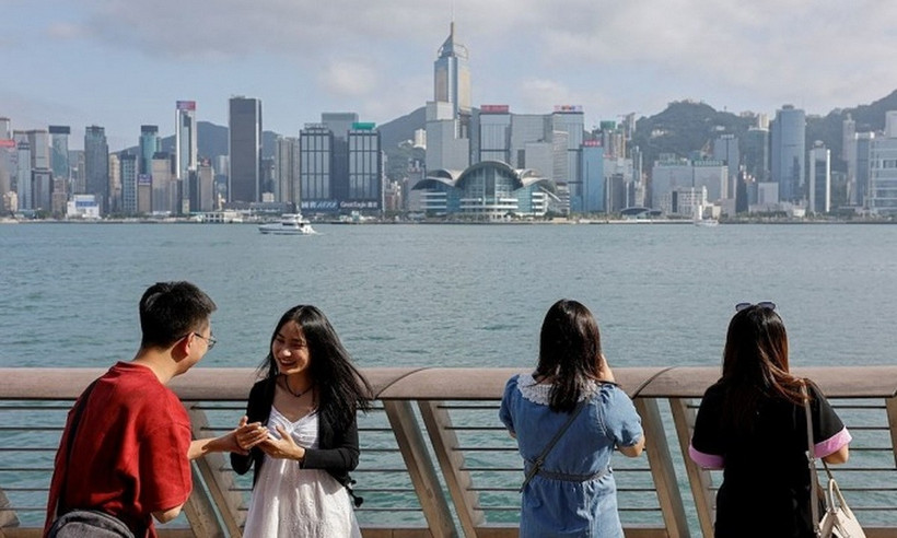 Khách du lịch chụp ảnh tại Tsim Sha Tsui, Hong Kong, Trung Quốc. ( Ảnh: Reuters)