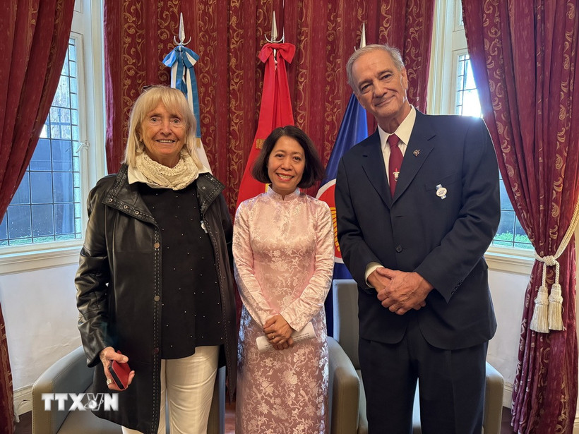 Đại sứ Ngô Minh Nguyệt và đại diện Viện Văn hóa Argentina-Việt Nam. (Ảnh: Diệu Hương/TTXVN)