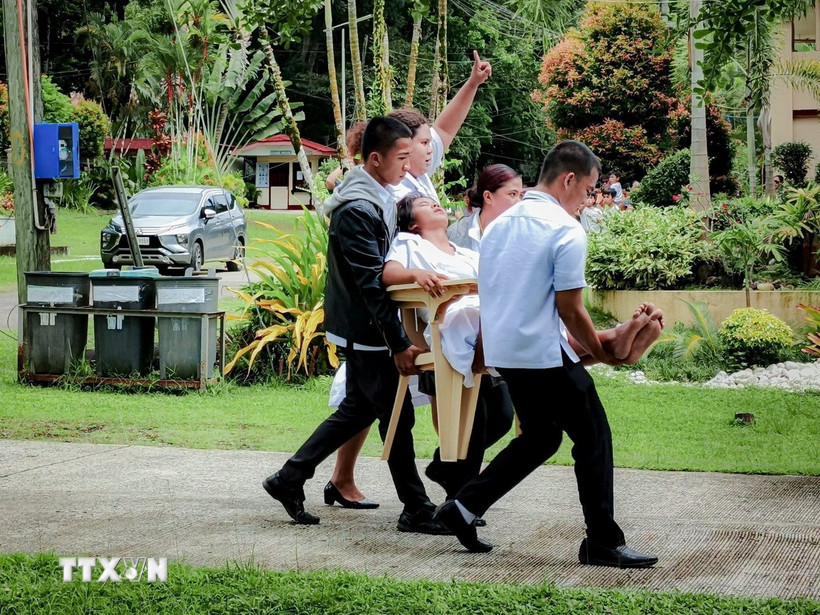 Chuyển người bị thương sau trận động đất tại tỉnh Agusan Del Sur, Philippines, ngày 10/10/2025. (Ảnh: THX/TTXVN)