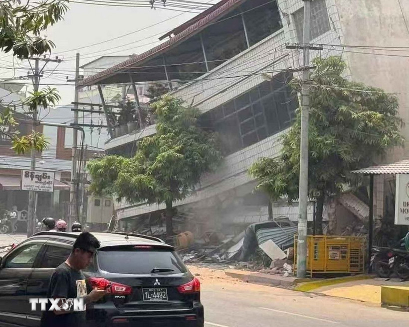 Tòa nhà bị hư hại do động đất tại Mandalay, Myanmar ngày 28/3/2025. (Ảnh: THX/TTXVN)