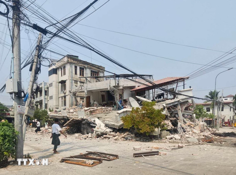 Tòa nhà bị đổ sập do động đất tại Mandalay, Myanmar ngày 28/3/2025. (Ảnh: THX/TTXVN)