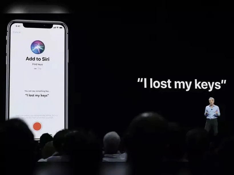 Phó chủ tịch cấp cao phụ trách Kỹ thuật phần mềm của Apple, Craig Federighi, phát biểu về Siri tại Hội nghị các nhà phát triển toàn cầu của Apple năm 2018. (Ảnh: AP)