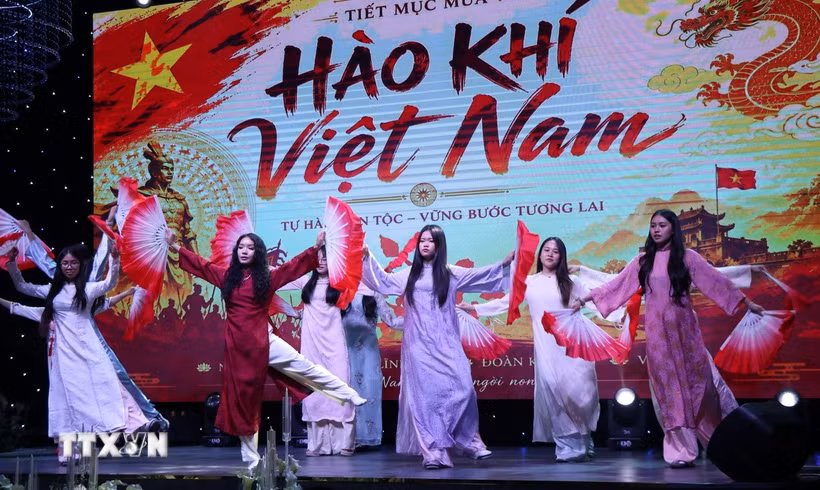 Tiết mục văn nghệ tham gia dự thi chương trình Giao lưu tiếng Việt của các thanh niên, sinh viên kiều bào. (Ảnh: Văn Dũng/TTXVN)