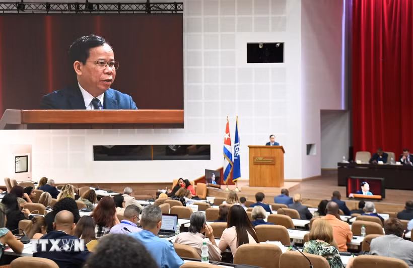 Trung tướng Tạ Quang Khải, Phó Viện trưởng Viện Kiểm sát Nhân dân Tối cao, Viện trưởng Viện Kiểm sát Quân sự Trung ương Việt Nam trình bày tham luận tại Hội nghị. (Ảnh: Việt Hùng/TTXVN)