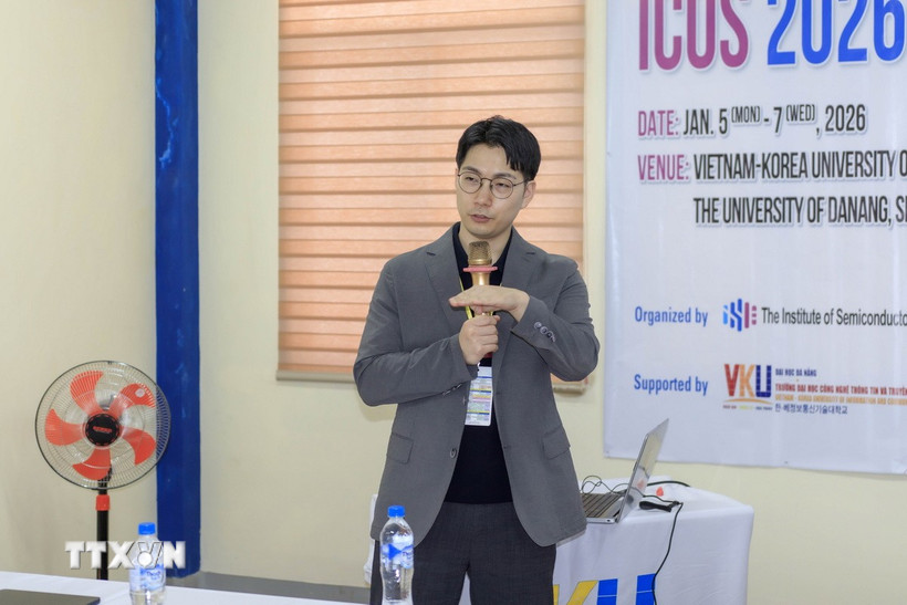 Chuyên gia ngành bán dẫn trao đổi về chuyên môn tại Hội thảo. (Ảnh: Xuân Quý/TTXVN)