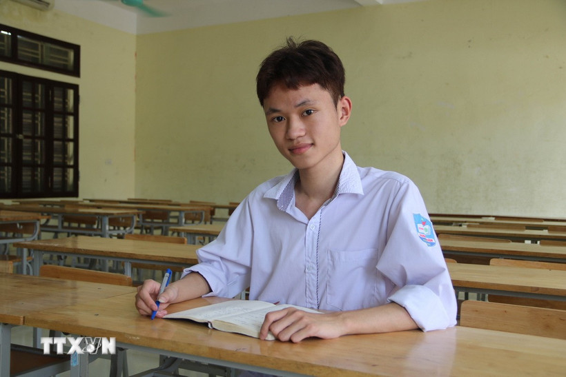 Em Trần Hữu Thịnh (lớp 12A1, trường THPT Hưng Nhân, tỉnh Hưng Yên) - một trong 8 thủ khoa tổ hợp A00 toàn quốc. (Ảnh: Thu Hoài/TTXVN)