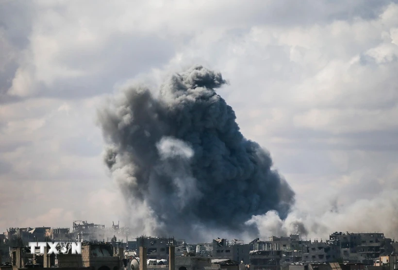 Khói bốc lên sau vụ không kích của Israel tại Gaza ngày 6/5/2025. (Ảnh: THX/TTXVN) Khói bốc lên sau vụ không kích của Israel tại Gaza ngày 6/5/2025. (Ảnh: THX/TTXVN)